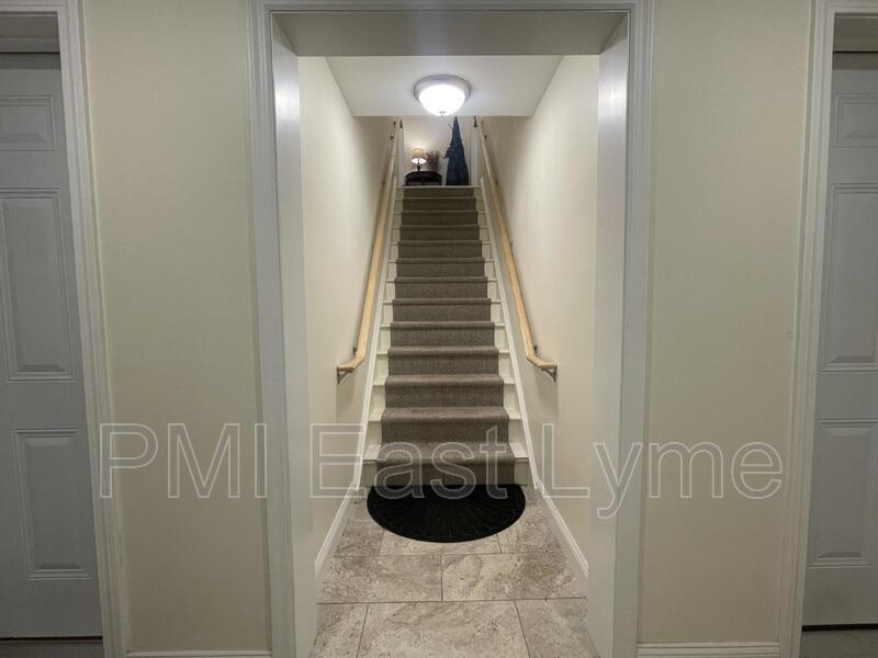 7 Lyme St in Old Lyme, CT - Building Photo