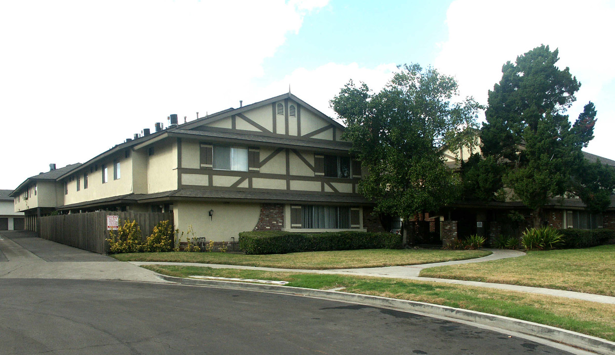 Showcase Townhouse Apartments in Anaheim, CA - Building Photo