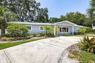 4200 W Beachway Dr in Tampa, FL - Building Photo