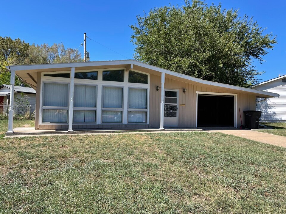 152 Random Rd in Arkansas City, KS - Foto de edificio
