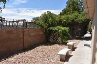 8600 Simi Ln NE in Albuquerque, NM - Foto de edificio - Building Photo