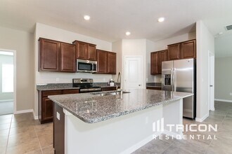 1748 Broad Winged Hawk Dr in Ruskin, FL - Building Photo - Building Photo