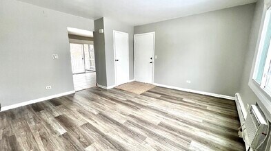 1355 Abbott Dr in Elgin, IL - Building Photo - Building Photo