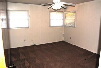 200 Douglas St in Bakersfield, CA - Building Photo - Building Photo