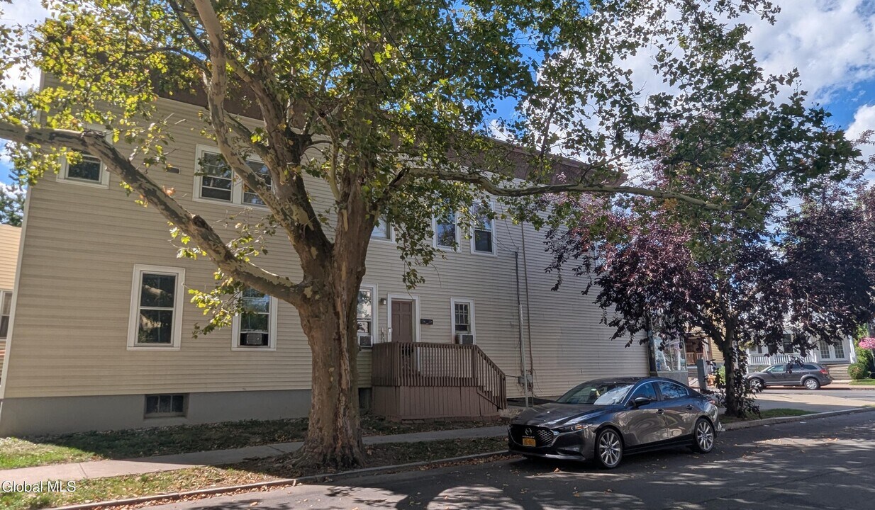 418 Delaware Ave in Albany, NY - Building Photo