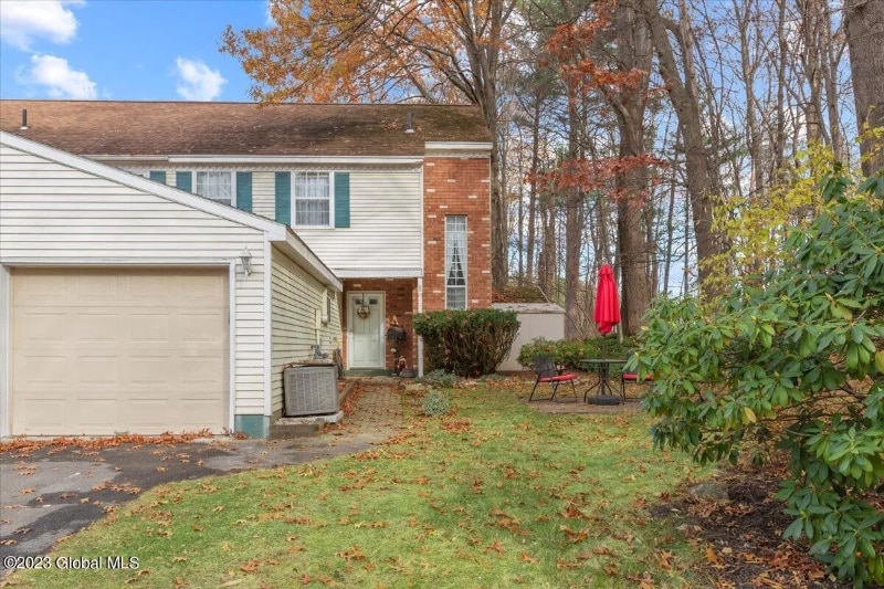 8 Haystack Rd E in Clifton Park, NY - Building Photo