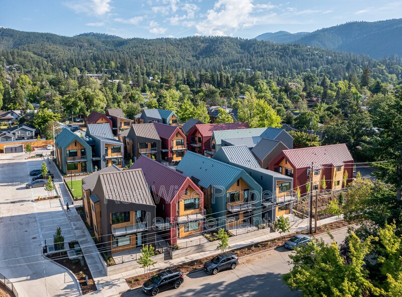 1260 Quincy St in Ashland, OR - Building Photo