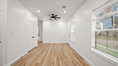 1504 W Blum St in Alvin, TX - Building Photo - Building Photo