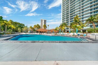100 Bayview Dr in Sunny Isles Beach, FL - Foto de edificio - Building Photo