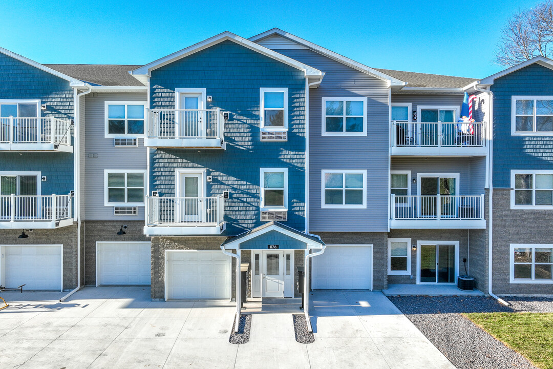 Creek View At Devils Glen in Bettendorf, IA - Building Photo