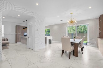 10373 NW 68th Ter in Doral, FL - Building Photo - Building Photo