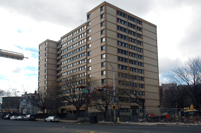 Shalom-Clemente Towers in Newark, NJ - Foto de edificio - Building Photo