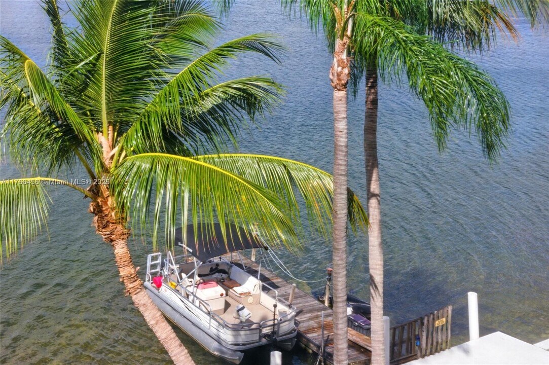 4311 Crystal Lake Dr in Pompano Beach, FL - Building Photo