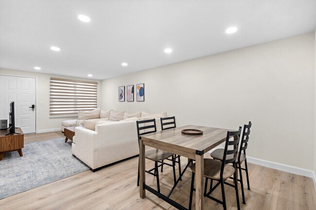 Roanoke Villas Apartments in Rochester Hills, MI - Building Photo - Building Photo