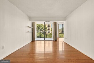 4500 S Four Mile Run Dr, Unit 304 in Arlington, VA - Foto de edificio - Building Photo