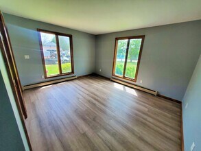 197 W Center St in West Bridgewater, MA - Foto de edificio - Building Photo