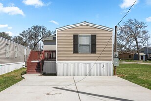 3031 Bay Oaks Harbor Dr in Baytown, TX - Building Photo