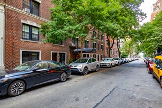 120 W 70th St in New York, NY - Foto de edificio - Building Photo