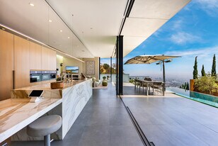 1807 Blue Heights Dr in Los Angeles, CA - Building Photo