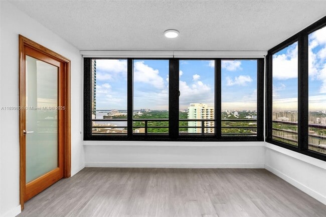 2333 Brickell Ave in Miami, FL - Building Photo - Building Photo