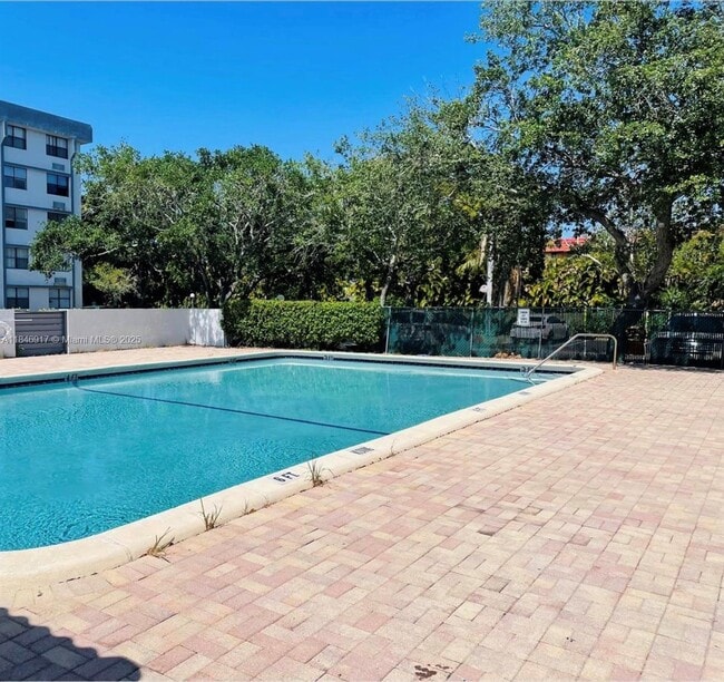 2401 Riverside Dr in Coral Springs, FL - Building Photo - Building Photo