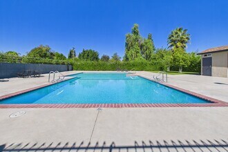 Roscoe Islander in Canoga Park, CA - Building Photo - Building Photo