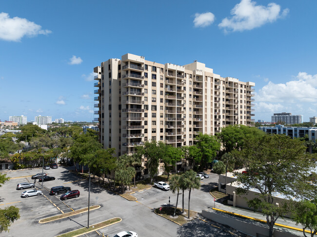 Greenwich Condominiums in North Miami, FL - Foto de edificio - Building Photo