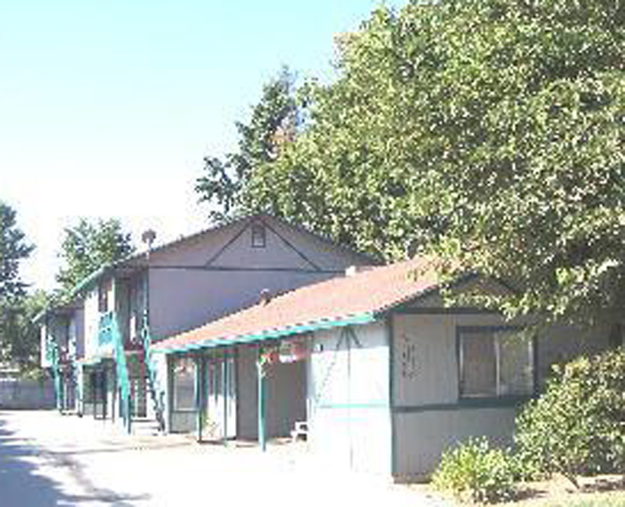 641-649 E K Ave in Visalia, CA - Building Photo