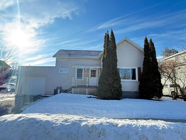 208 Bird St in Marinette, WI - Building Photo - Building Photo