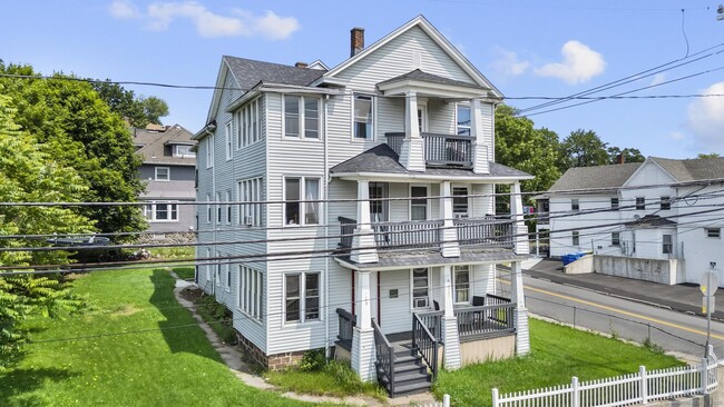1105 N Main St in Waterbury, CT - Building Photo - Building Photo