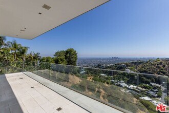 1853 Sunset Plaza Dr in Los Angeles, CA - Building Photo - Building Photo