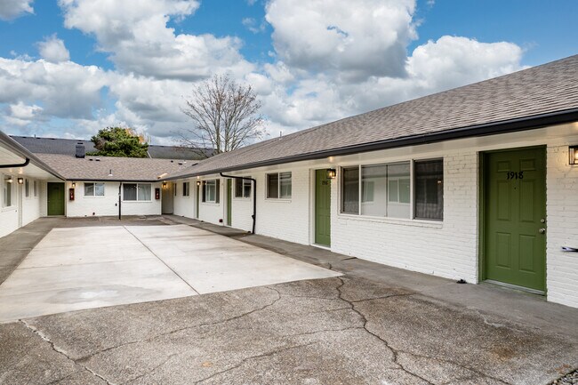 Tabor Villa in Portland, OR - Building Photo - Building Photo