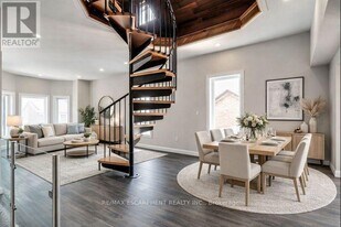 201 Victoria Ave N in Hamilton, ON - Building Photo