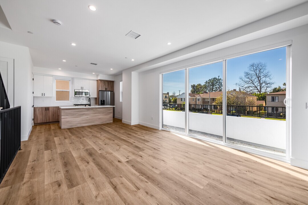 5044 Laurel Canyon Blvd, Unit 2 in Valley Village, CA - Building Photo