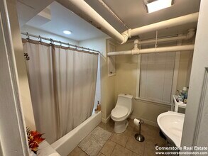 63 Burbank St, Unit 14 in Boston, MA - Foto de edificio - Building Photo