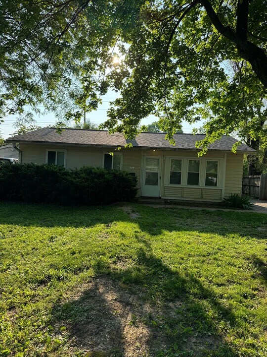 2713 Eagledale Dr in Indianapolis, IN - Foto de edificio