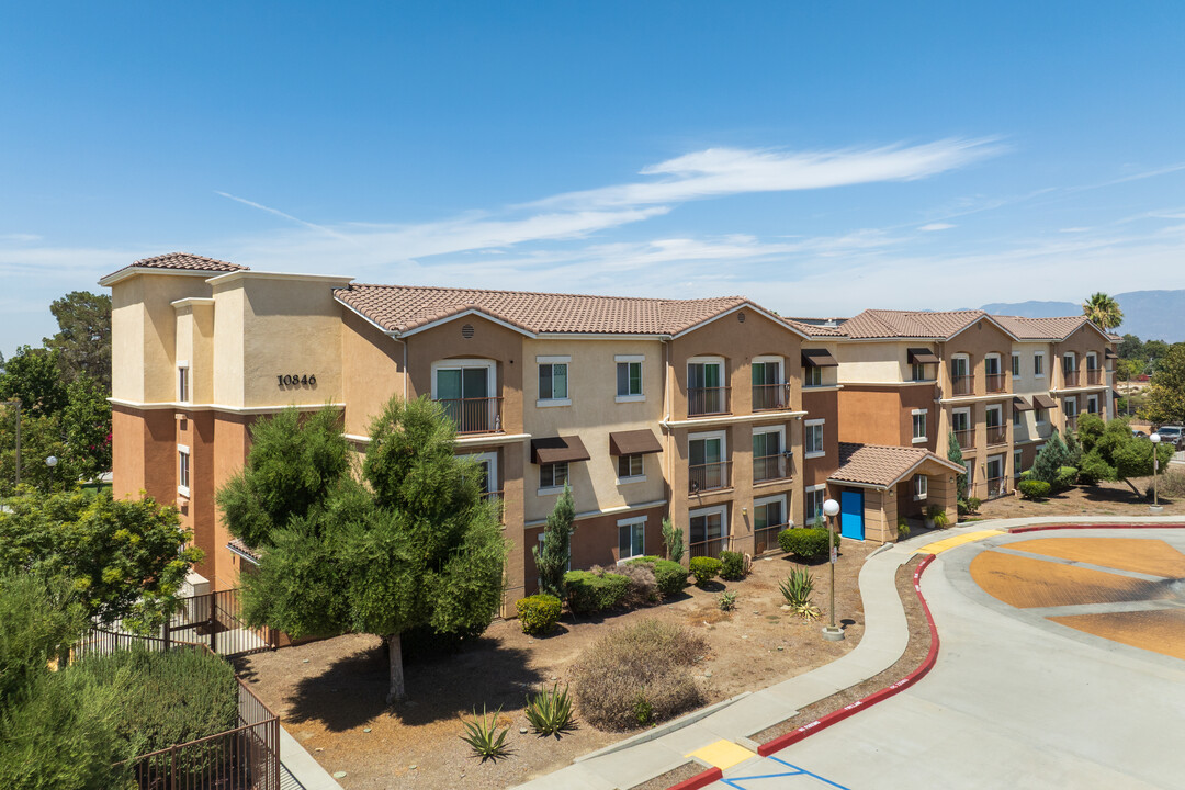 Loma Linda Terrace in Loma Linda, CA - Foto de edificio