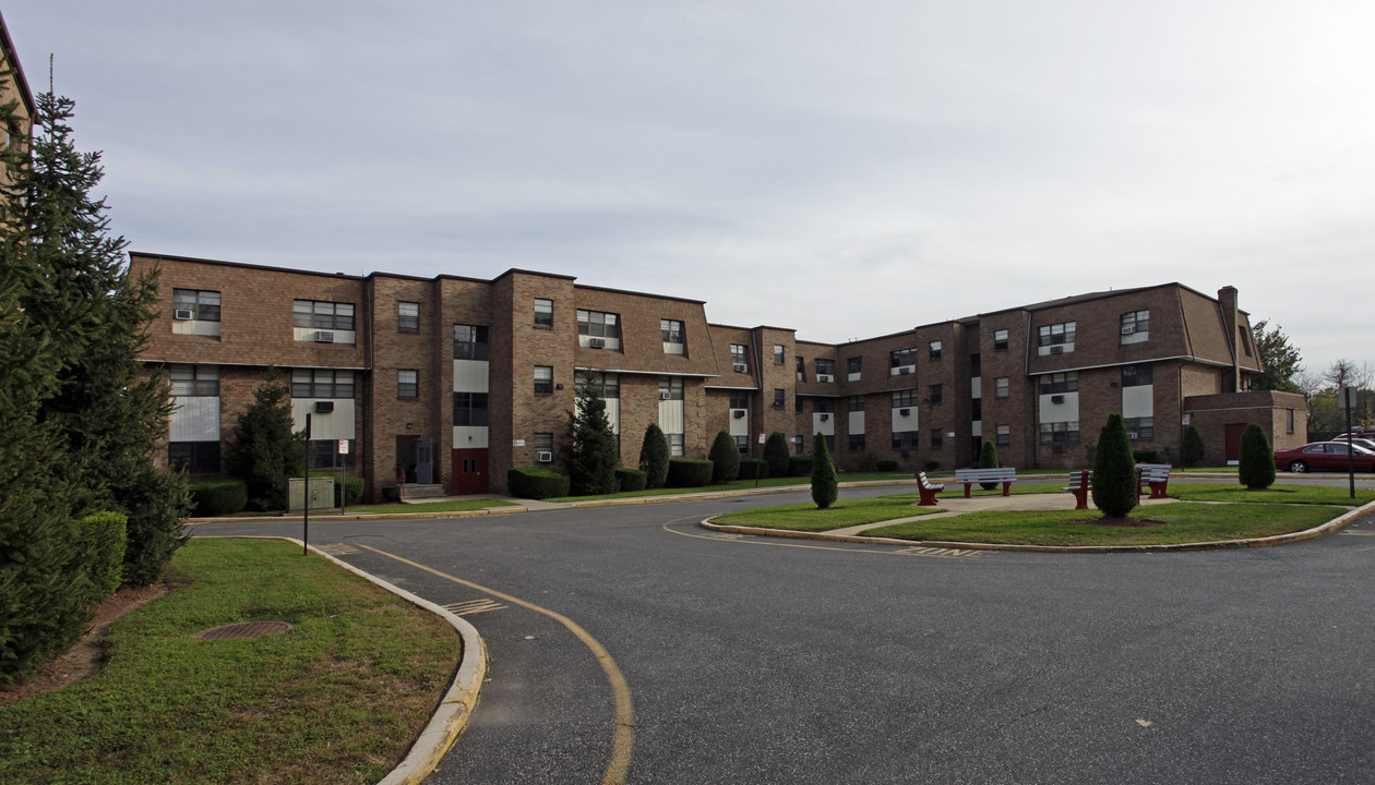 Meadow Lane Village Apartments in Secaucus, NJ - Building Photo