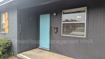 423 SE A St in Bentonville, AR - Building Photo