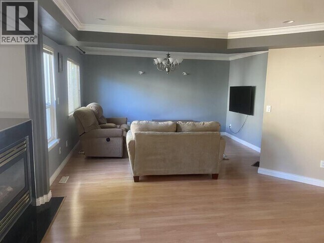 2048 Parkway Blvd in Coquitlam, BC - Building Photo - Building Photo