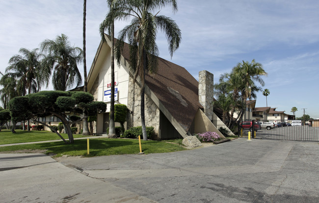 Del Rosa Palms Apartments in San Bernardino, CA - Foto de edificio - Building Photo