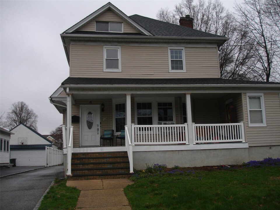 25 Milford Pl in Rockville Centre, NY - Building Photo