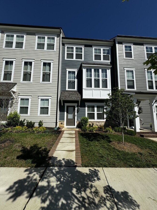 1636 Bay Cedar Dr in Dumfries, VA - Foto de edificio - Building Photo
