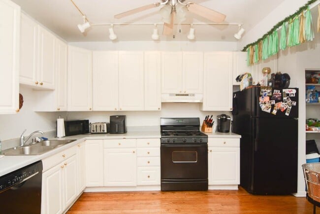 1517 W Oakdale Ave, Unit M09H in Chicago, IL - Building Photo - Building Photo