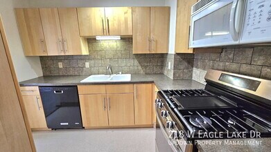 218 W Eagle Lake Dr in Maple Grove, MN - Foto de edificio - Building Photo