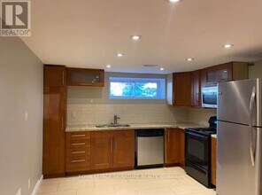 147 Lupin Dr in Whitby, ON - Building Photo - Building Photo