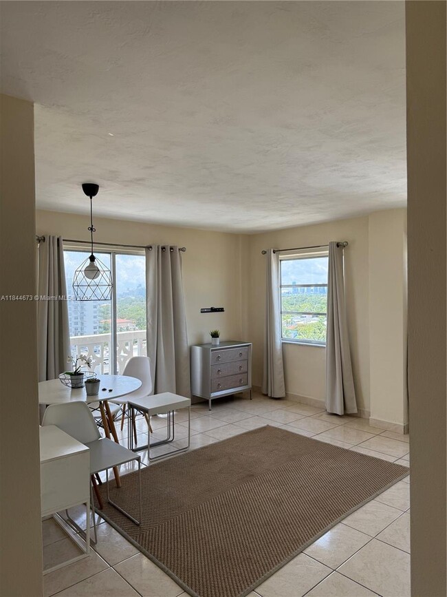 3100 Collins Ave in Miami, FL - Building Photo - Building Photo