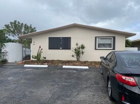 22 SW 5th St, Unit A in Hallandale Beach, FL - Building Photo