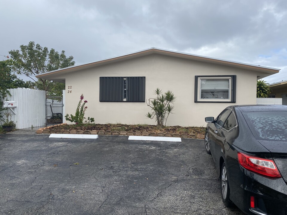 22 SW 5th St, Unit A in Hallandale Beach, FL - Building Photo