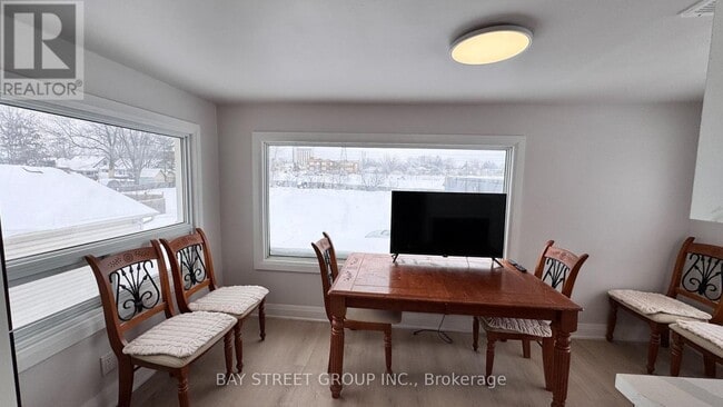 5731 Stanley Ave in Niagara Falls, ON - Building Photo - Building Photo